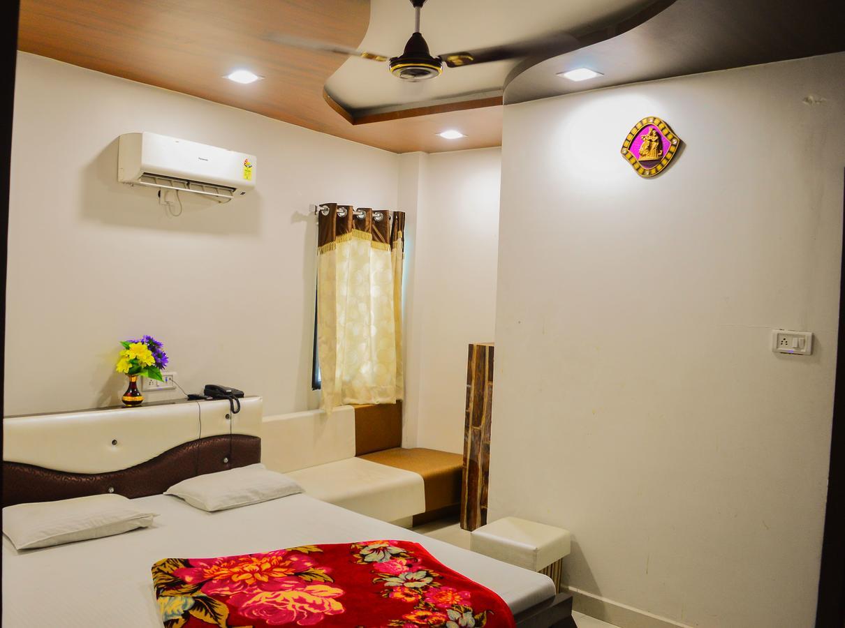 Hotel Shree Dwarkadhish Ujjain Bagian luar foto